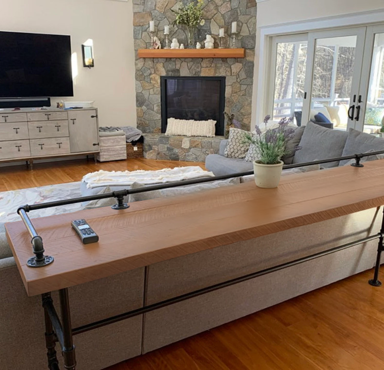 Yoomuu - Black Pipe Frame Table